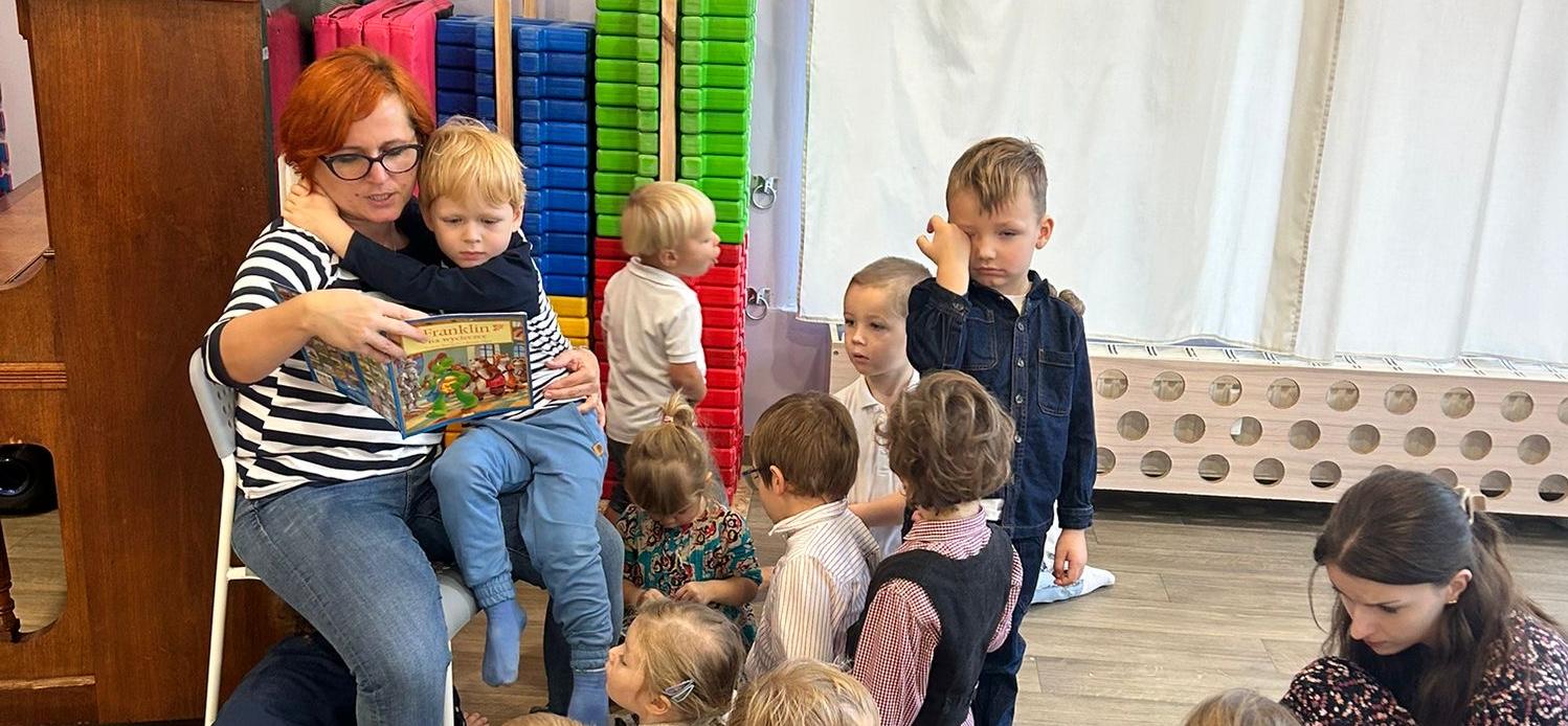 mama czyta dzieciom książkę 